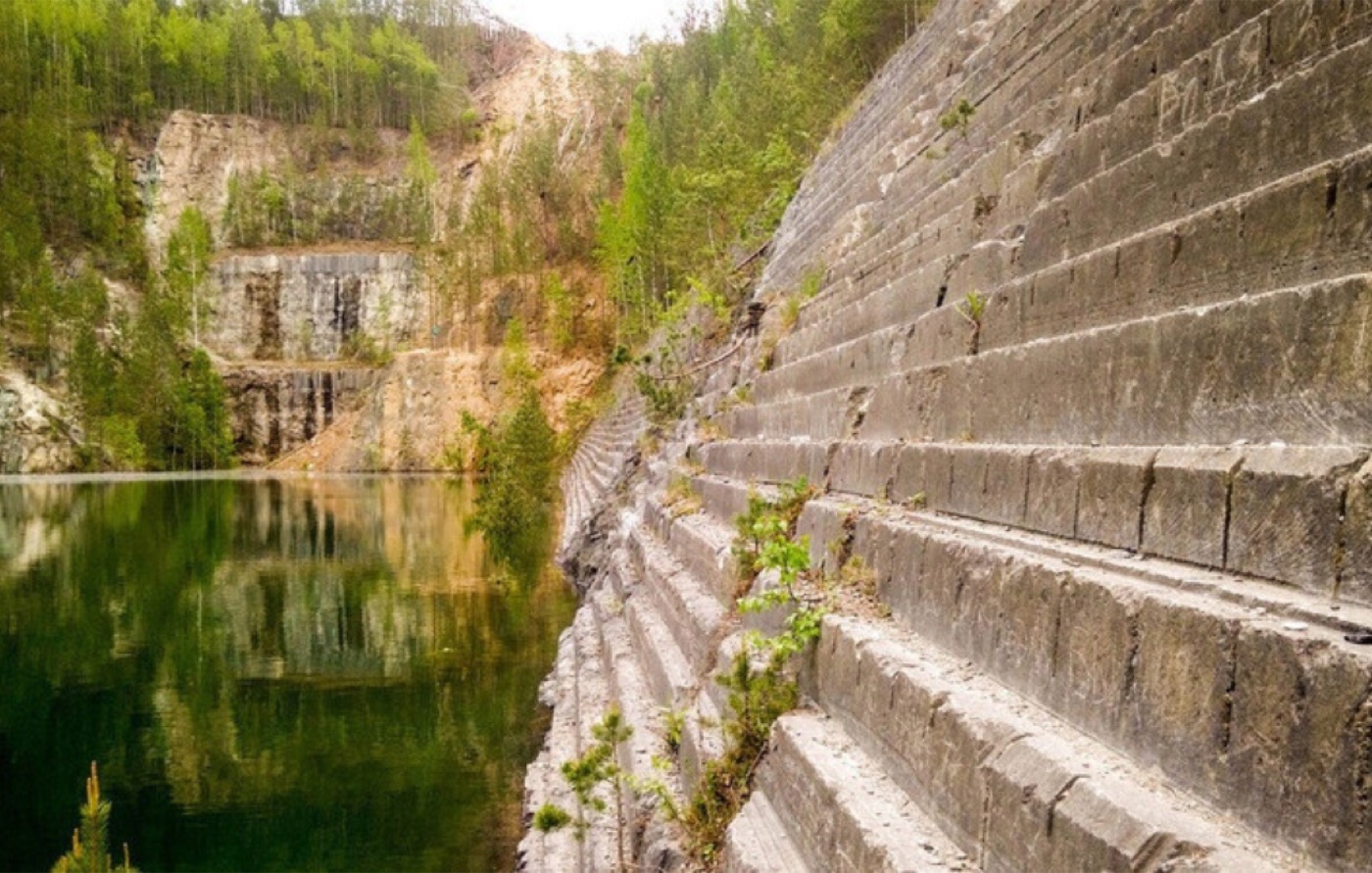 Каменные уступы старого карьера, заросшие соснами